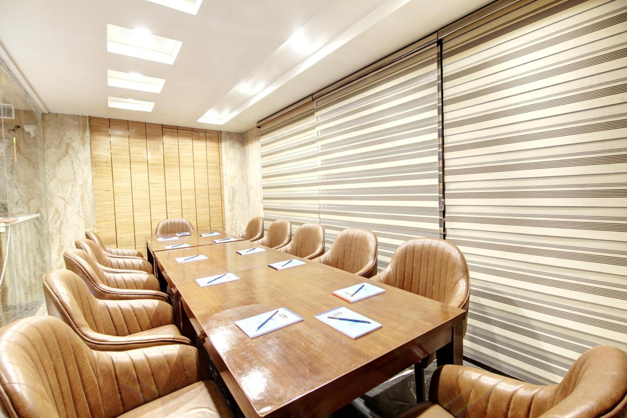 Hotel Krishna Plaza 'New Delhi' - By M S Hospitality エクステリア 写真