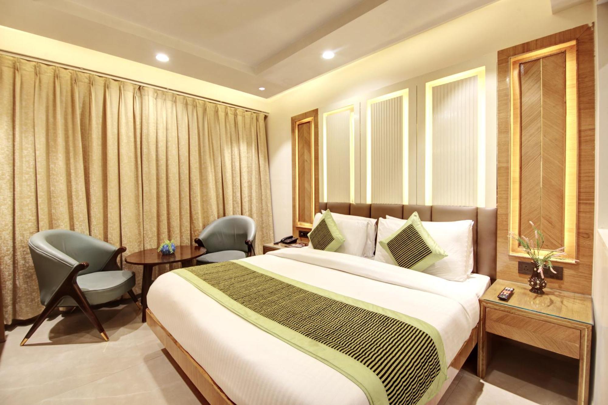 Hotel Krishna Plaza 'New Delhi' - By M S Hospitality エクステリア 写真