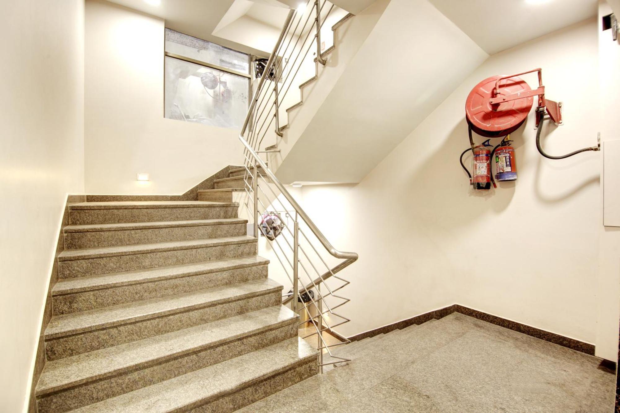 Hotel Krishna Plaza 'New Delhi' - By M S Hospitality エクステリア 写真