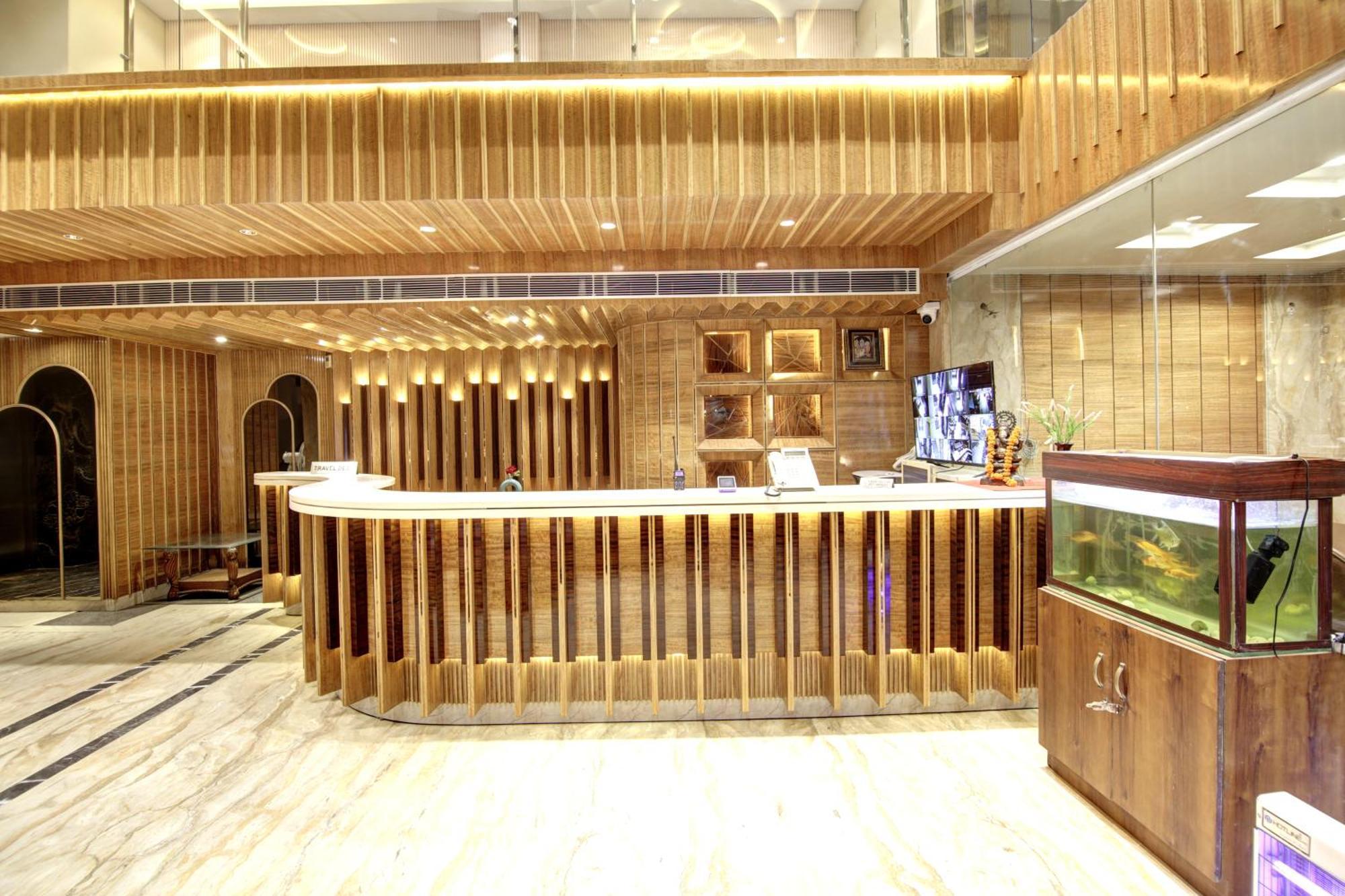 Hotel Krishna Plaza 'New Delhi' - By M S Hospitality エクステリア 写真