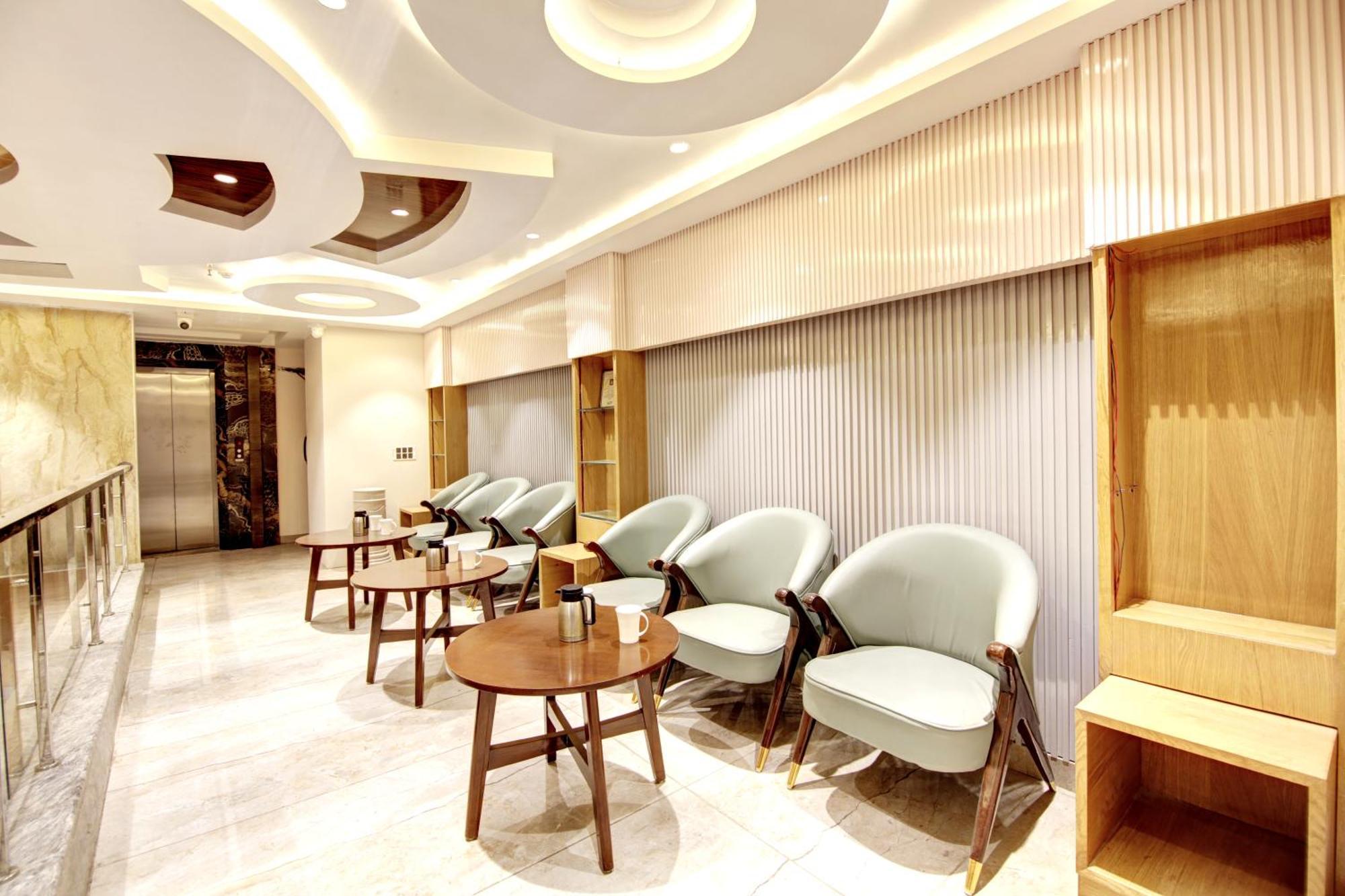 Hotel Krishna Plaza 'New Delhi' - By M S Hospitality エクステリア 写真