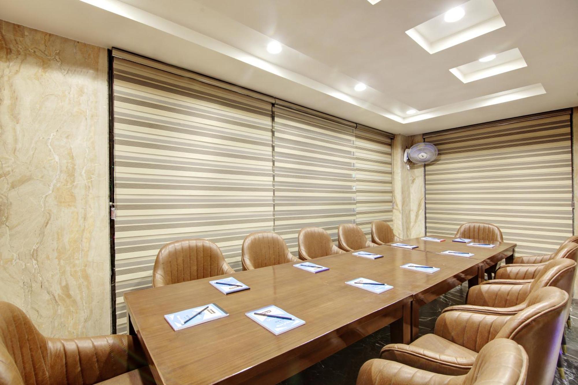 Hotel Krishna Plaza 'New Delhi' - By M S Hospitality エクステリア 写真