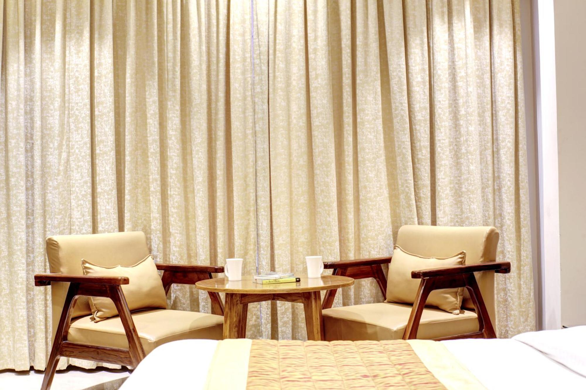 Hotel Krishna Plaza 'New Delhi' - By M S Hospitality エクステリア 写真
