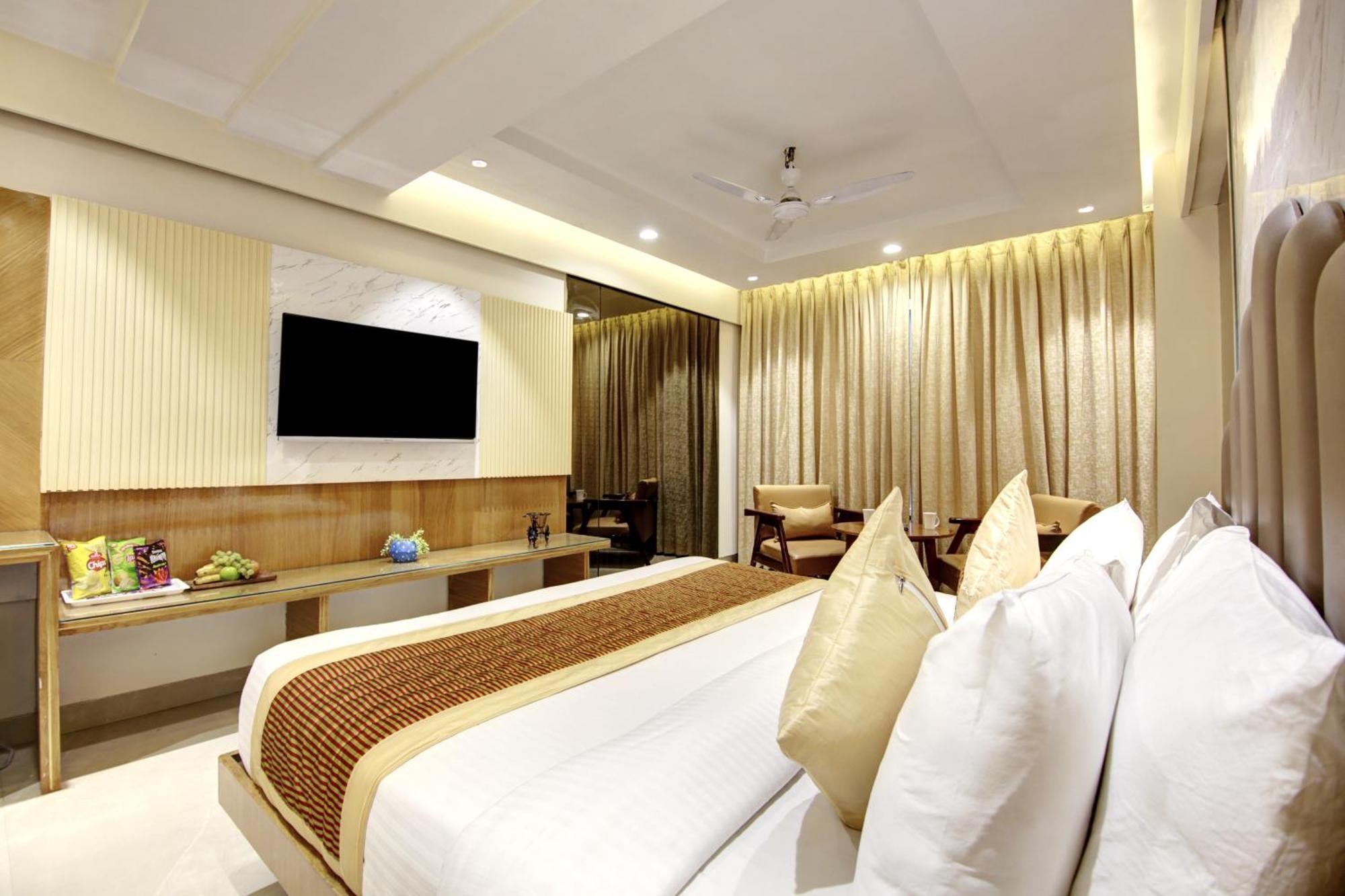 Hotel Krishna Plaza 'New Delhi' - By M S Hospitality エクステリア 写真