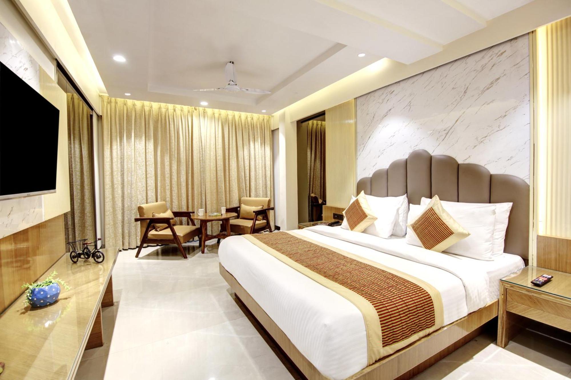Hotel Krishna Plaza 'New Delhi' - By M S Hospitality エクステリア 写真