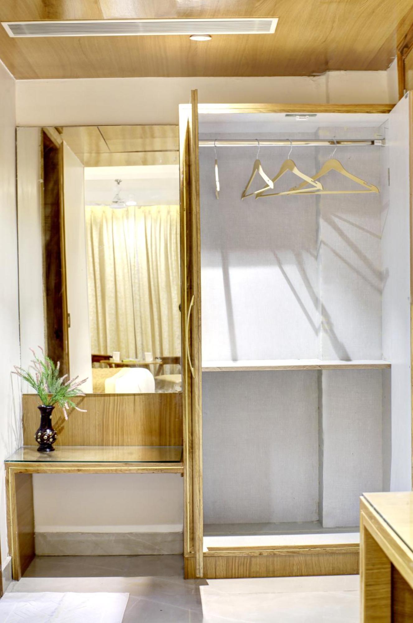 Hotel Krishna Plaza 'New Delhi' - By M S Hospitality エクステリア 写真