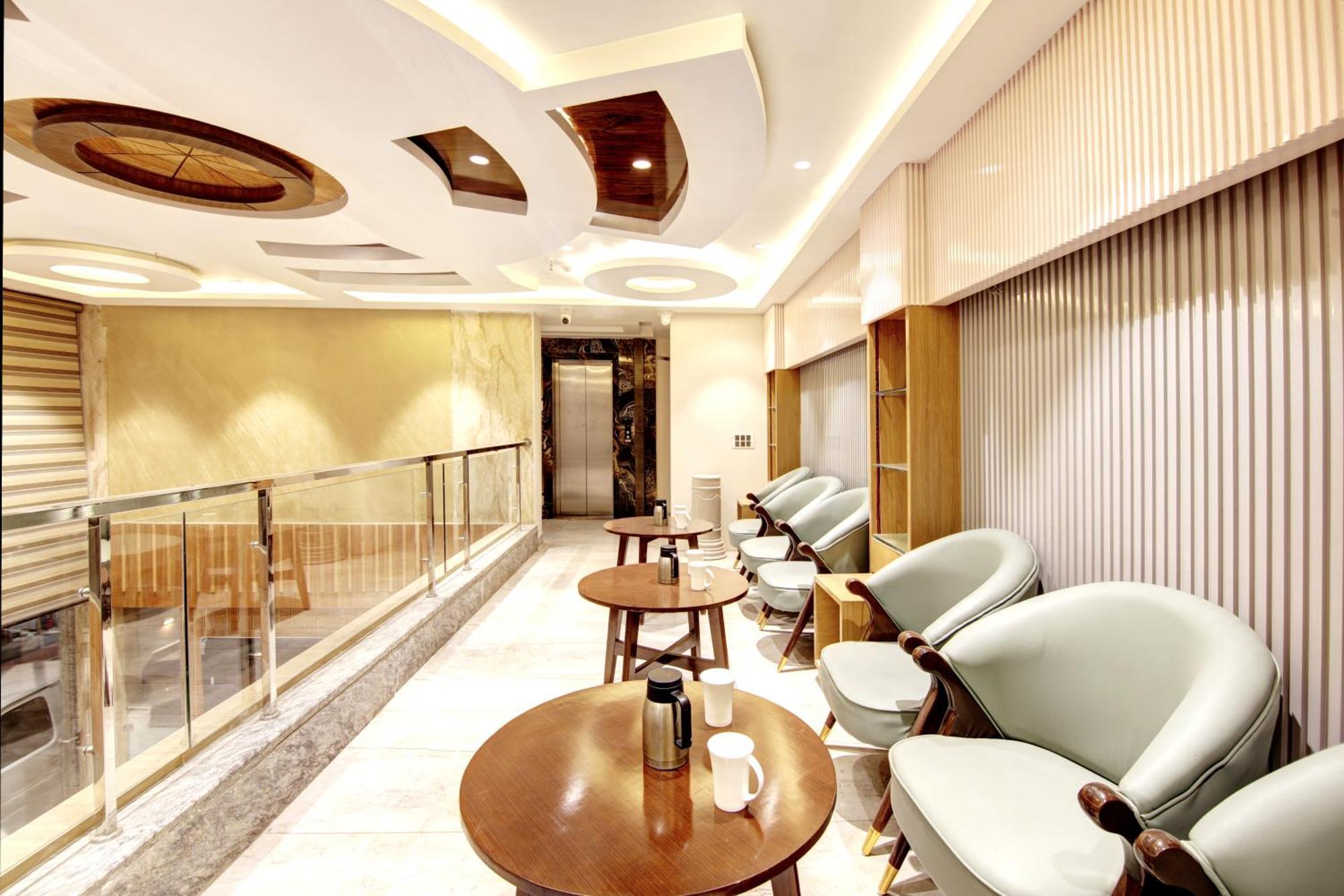 Hotel Krishna Plaza 'New Delhi' - By M S Hospitality エクステリア 写真