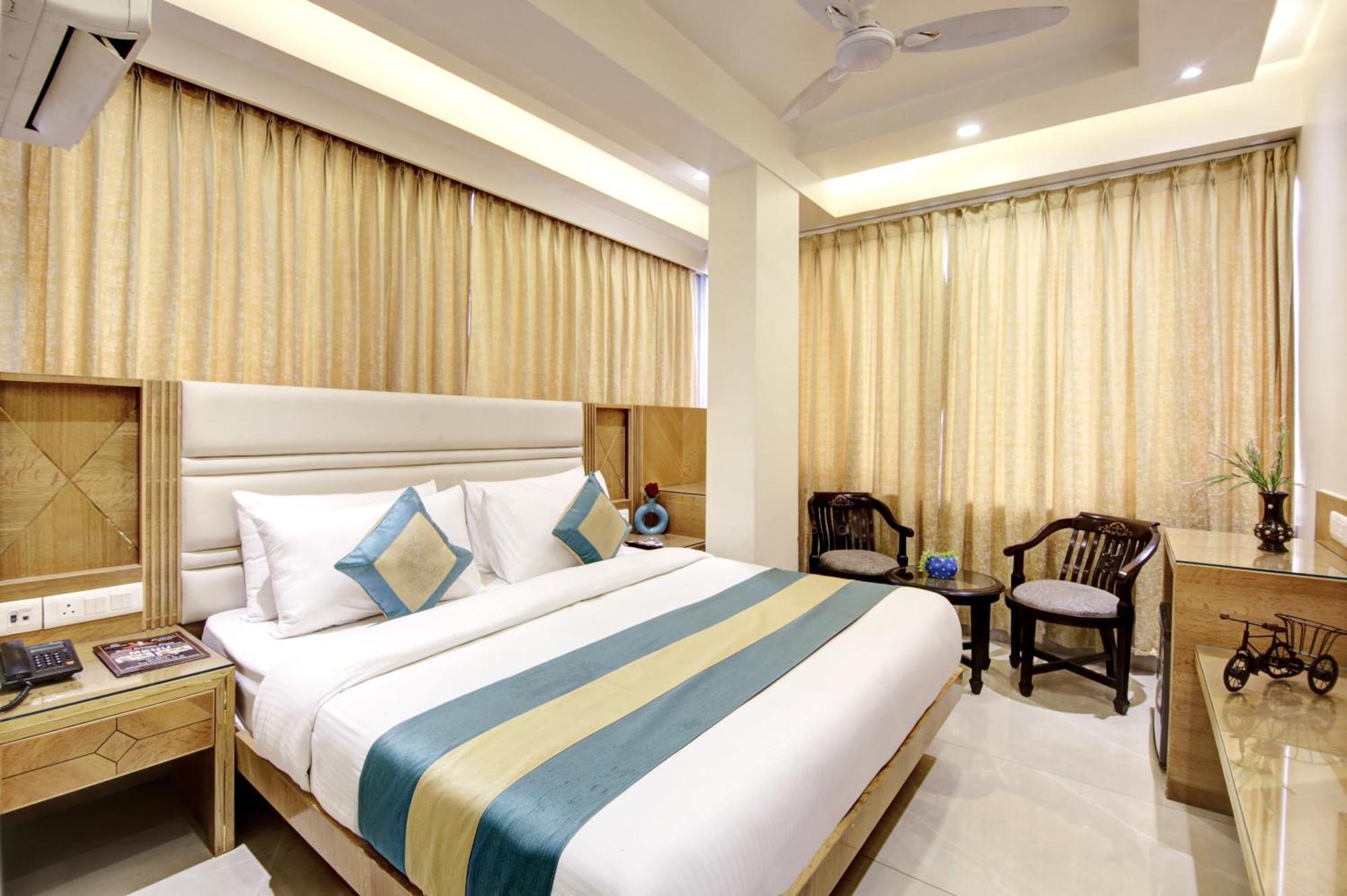 Hotel Krishna Plaza 'New Delhi' - By M S Hospitality エクステリア 写真