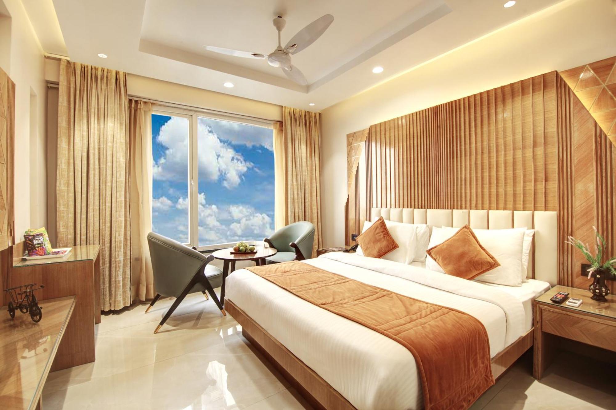 Hotel Krishna Plaza 'New Delhi' - By M S Hospitality エクステリア 写真