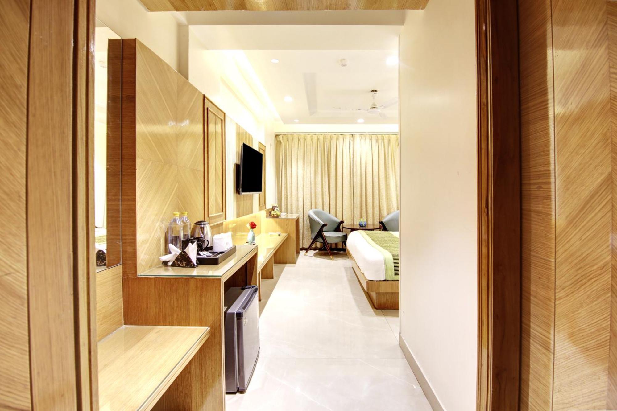 Hotel Krishna Plaza 'New Delhi' - By M S Hospitality エクステリア 写真