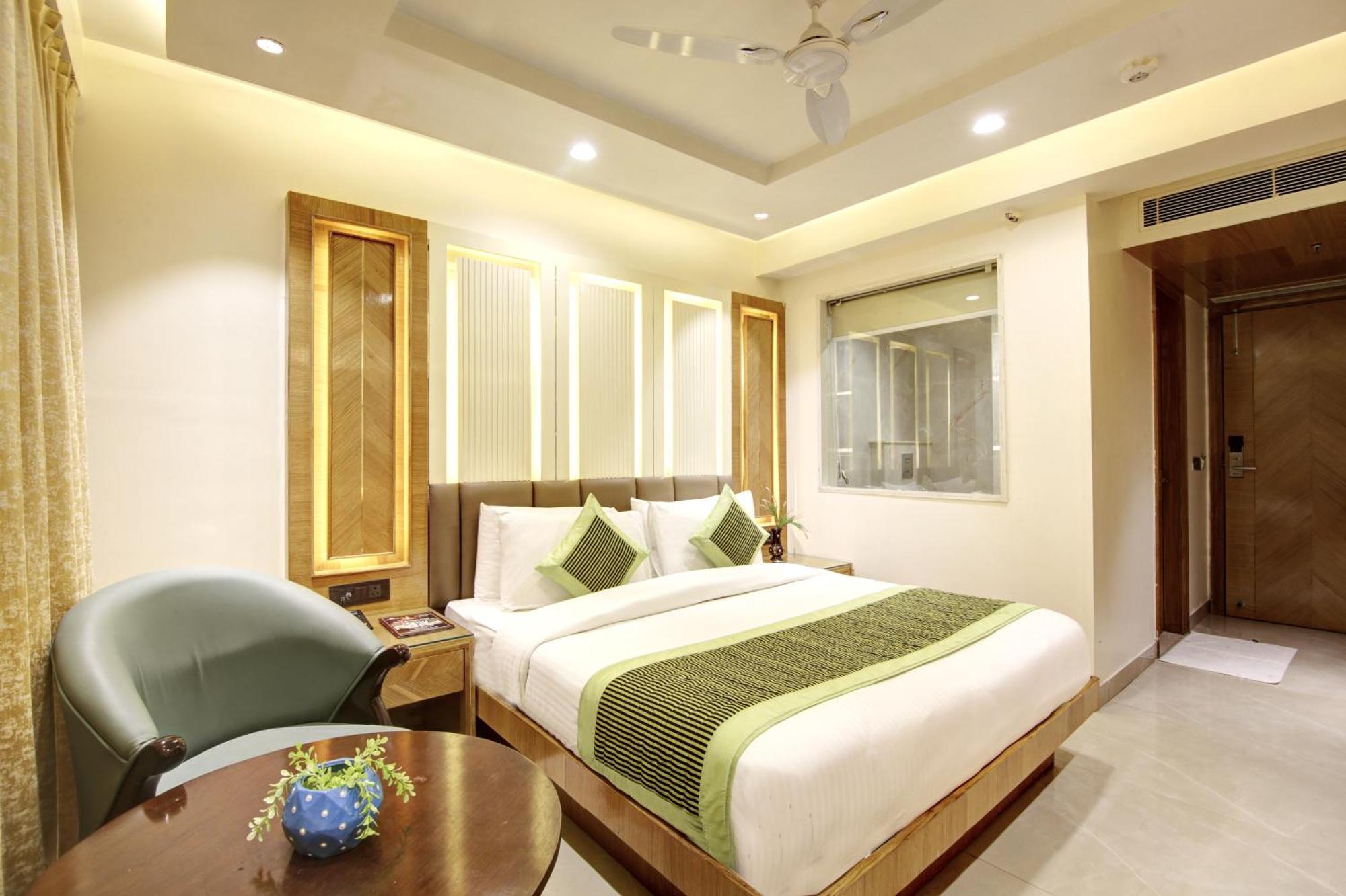 Hotel Krishna Plaza 'New Delhi' - By M S Hospitality エクステリア 写真