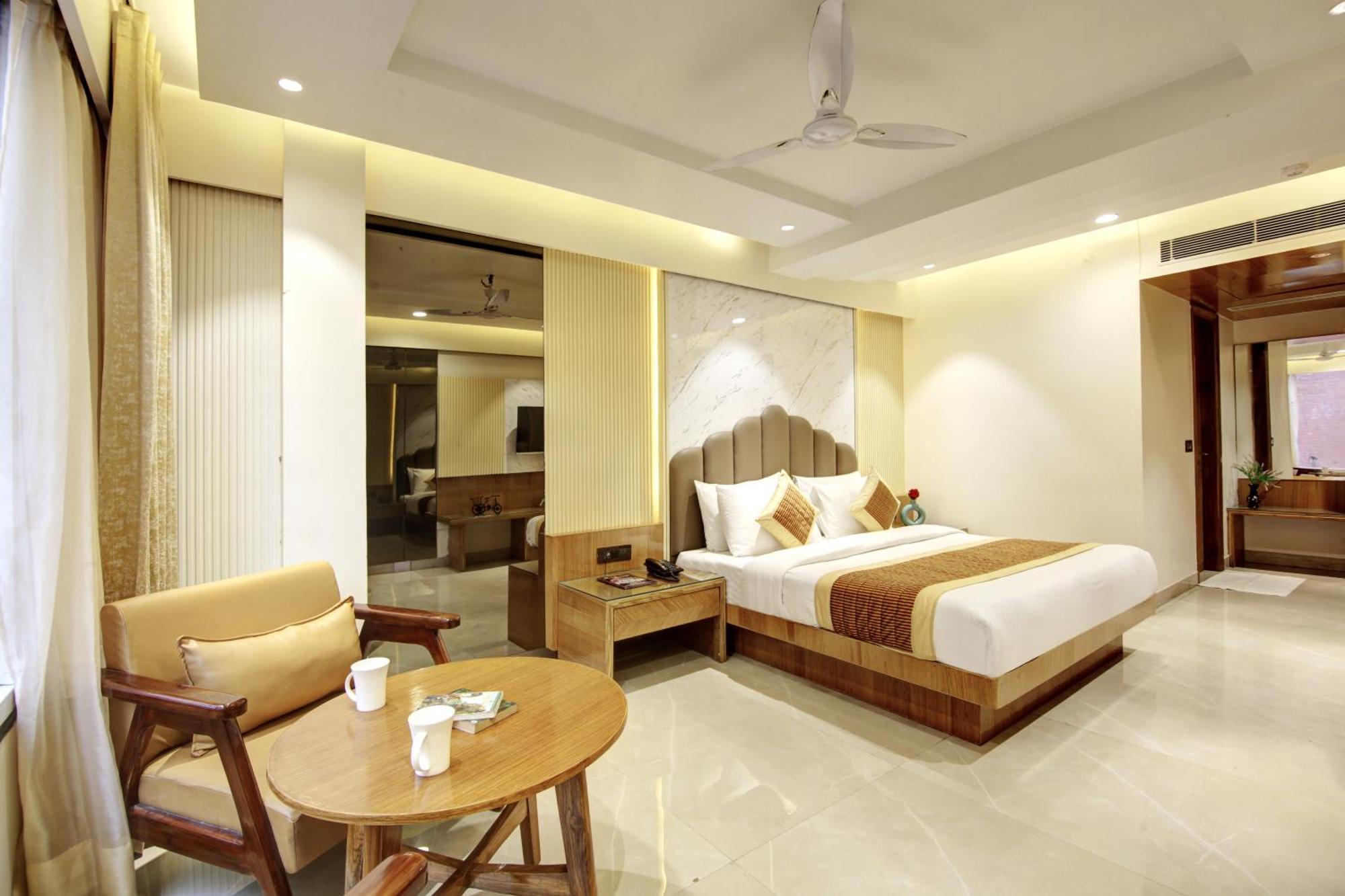 Hotel Krishna Plaza 'New Delhi' - By M S Hospitality エクステリア 写真
