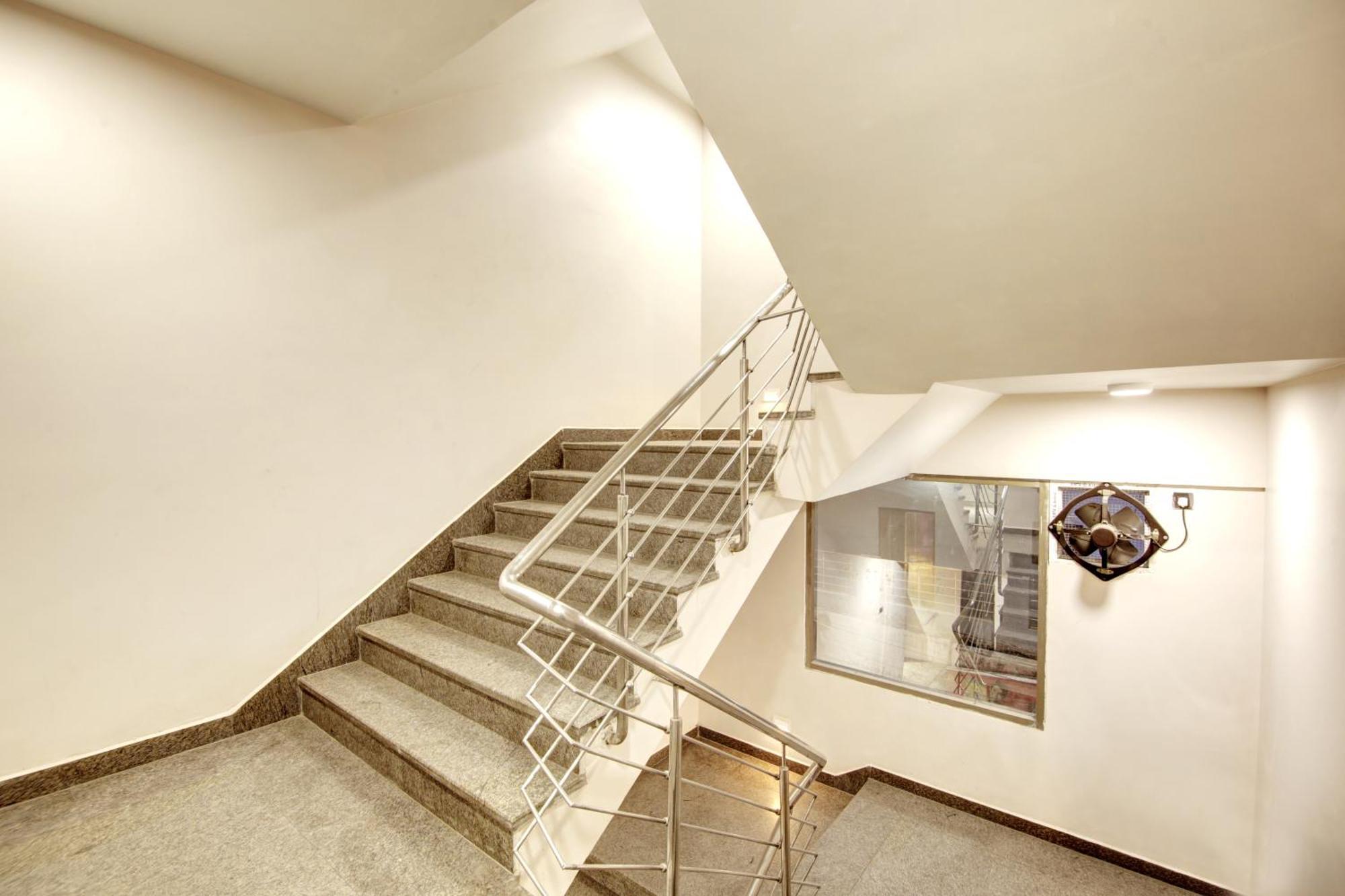 Hotel Krishna Plaza 'New Delhi' - By M S Hospitality エクステリア 写真