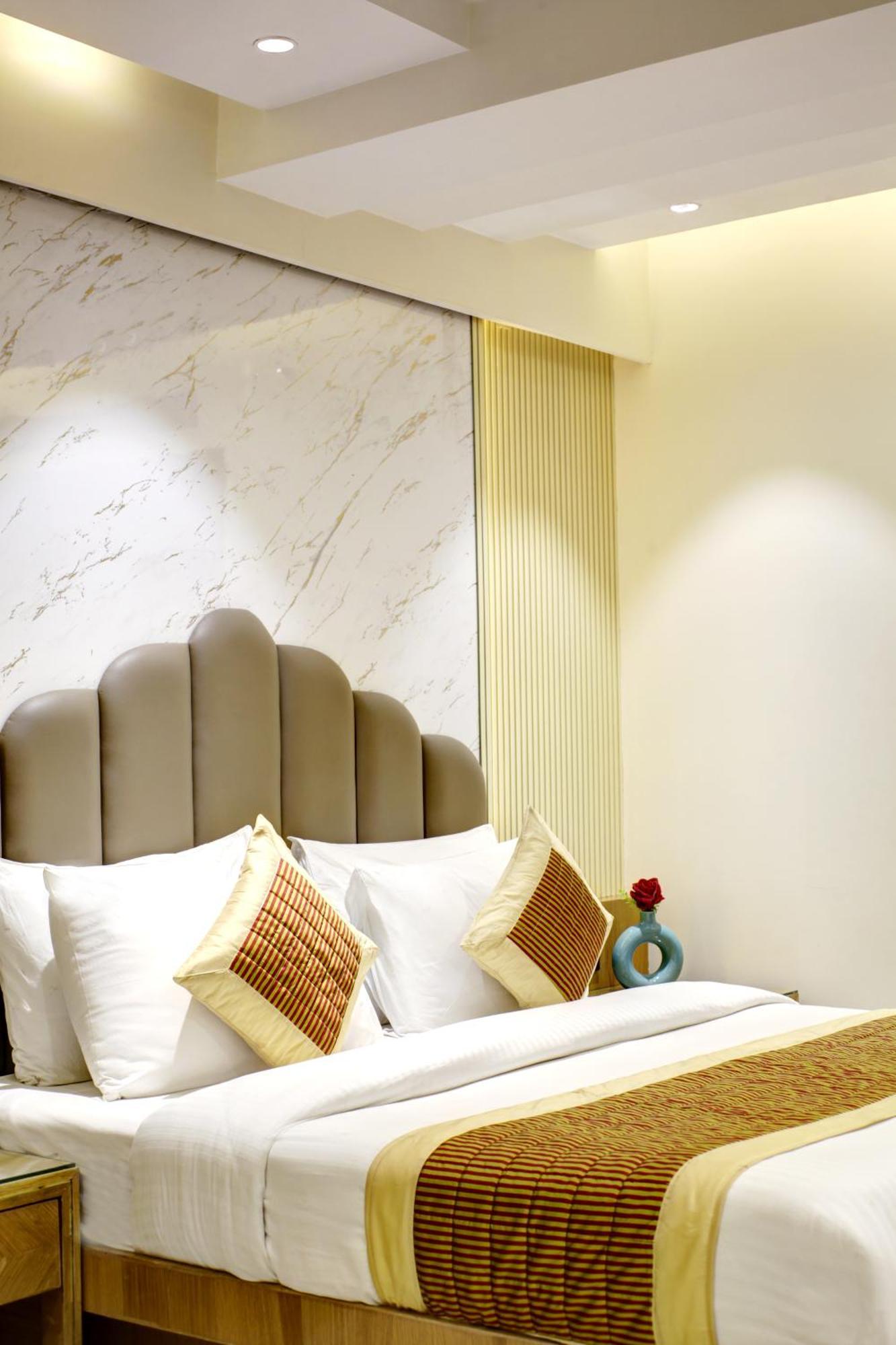 Hotel Krishna Plaza 'New Delhi' - By M S Hospitality エクステリア 写真