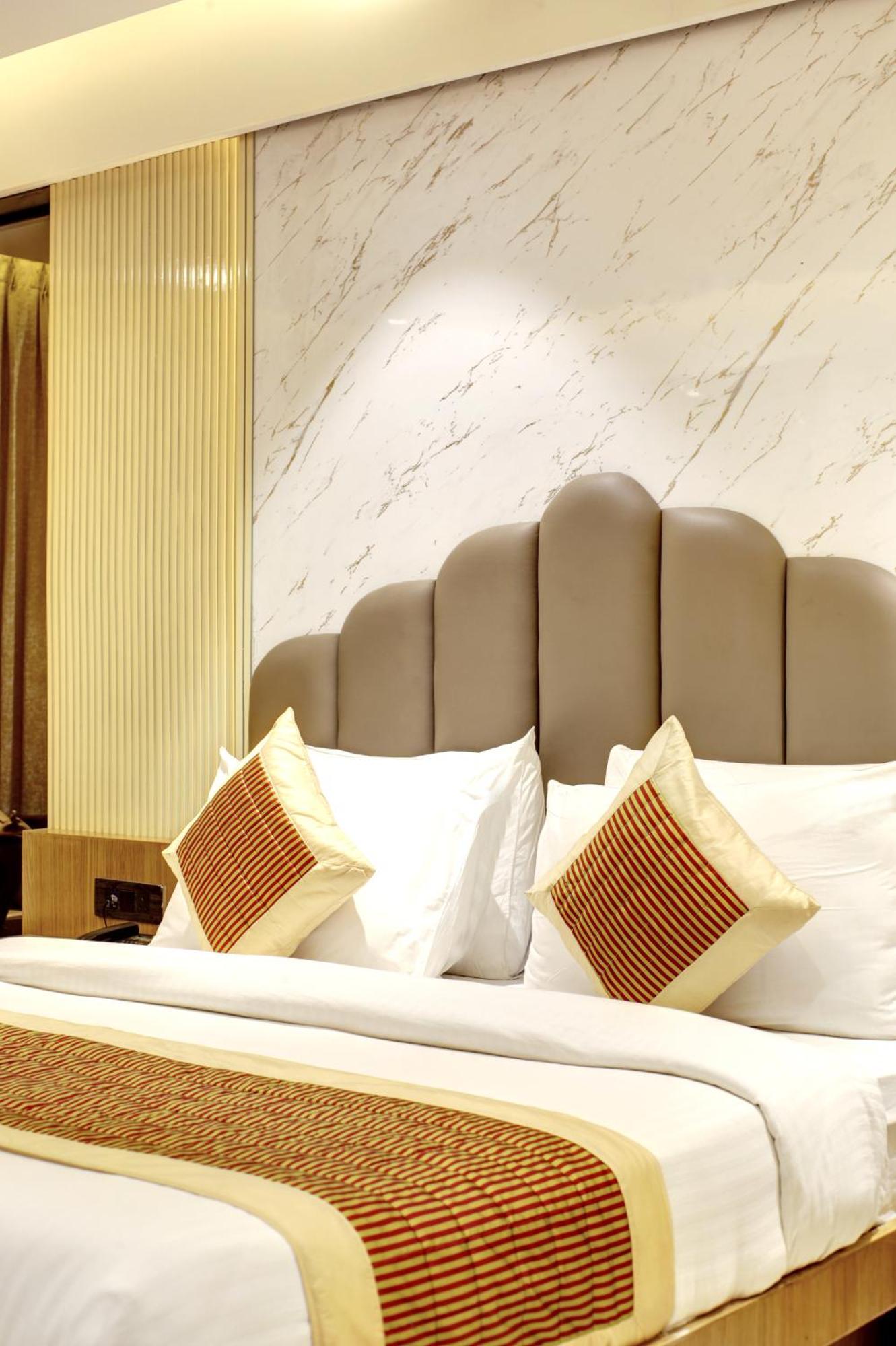 Hotel Krishna Plaza 'New Delhi' - By M S Hospitality エクステリア 写真