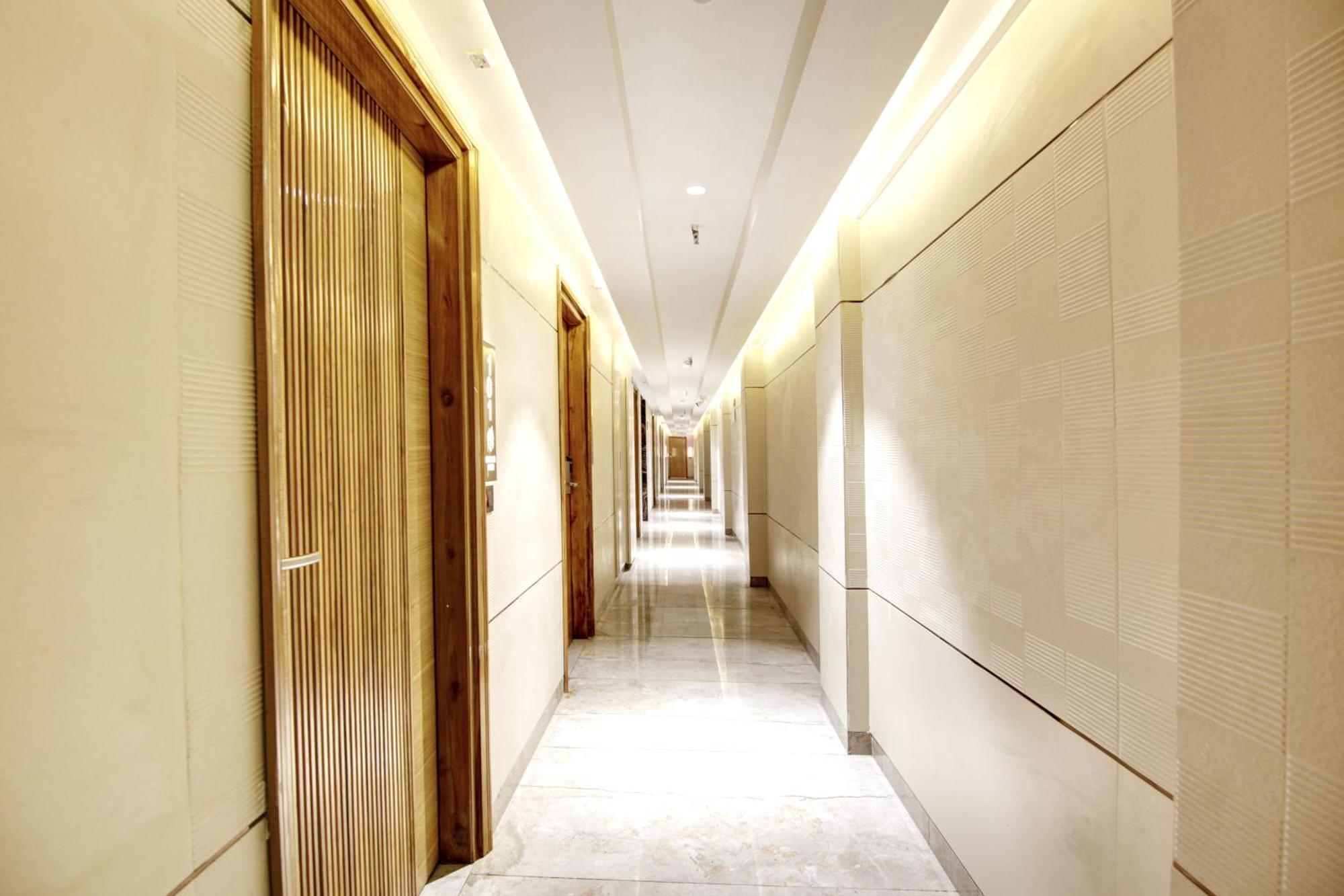 Hotel Krishna Plaza 'New Delhi' - By M S Hospitality エクステリア 写真