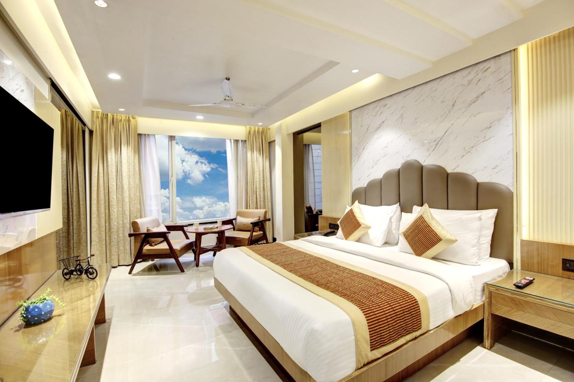 Hotel Krishna Plaza 'New Delhi' - By M S Hospitality エクステリア 写真