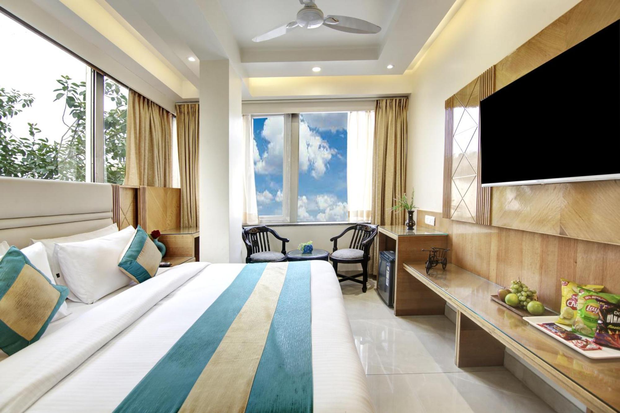 Hotel Krishna Plaza 'New Delhi' - By M S Hospitality エクステリア 写真