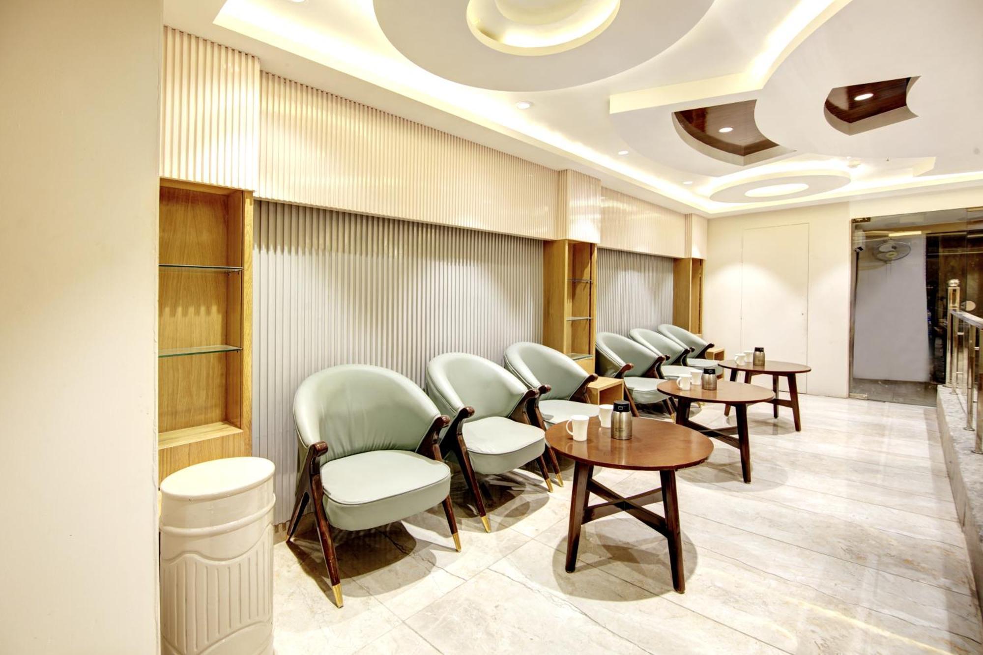 Hotel Krishna Plaza 'New Delhi' - By M S Hospitality エクステリア 写真