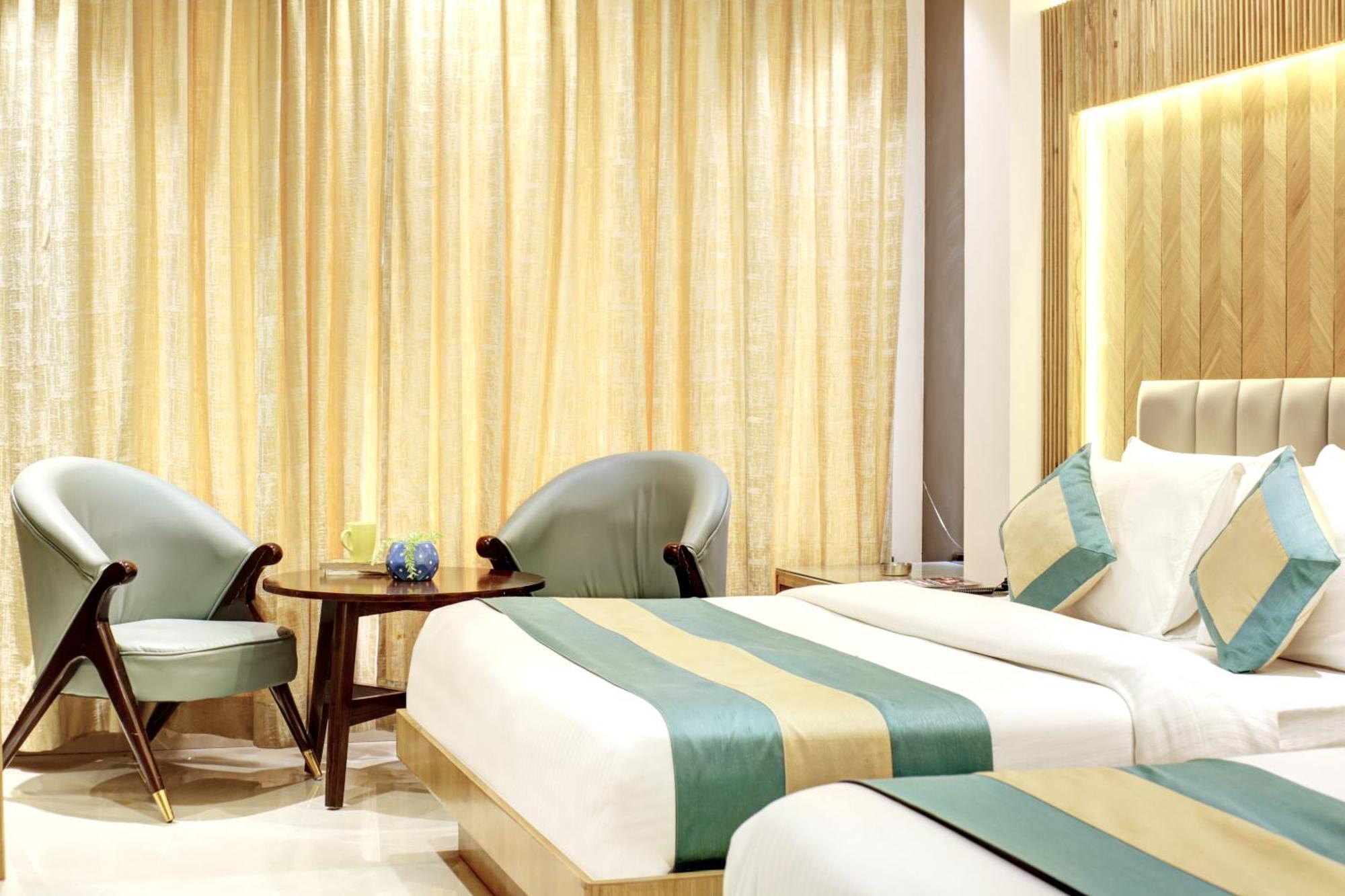 Hotel Krishna Plaza 'New Delhi' - By M S Hospitality エクステリア 写真