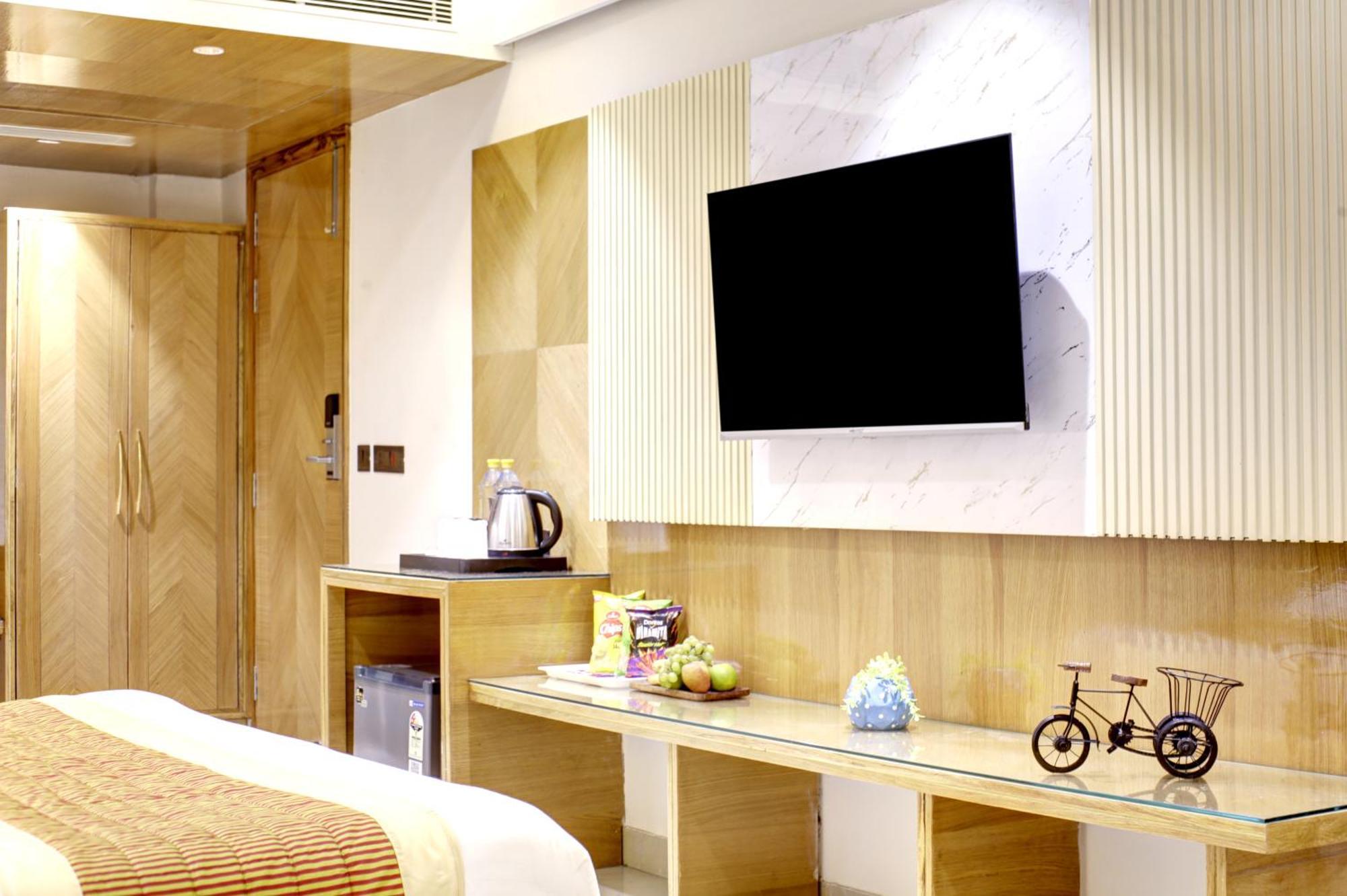 Hotel Krishna Plaza 'New Delhi' - By M S Hospitality エクステリア 写真