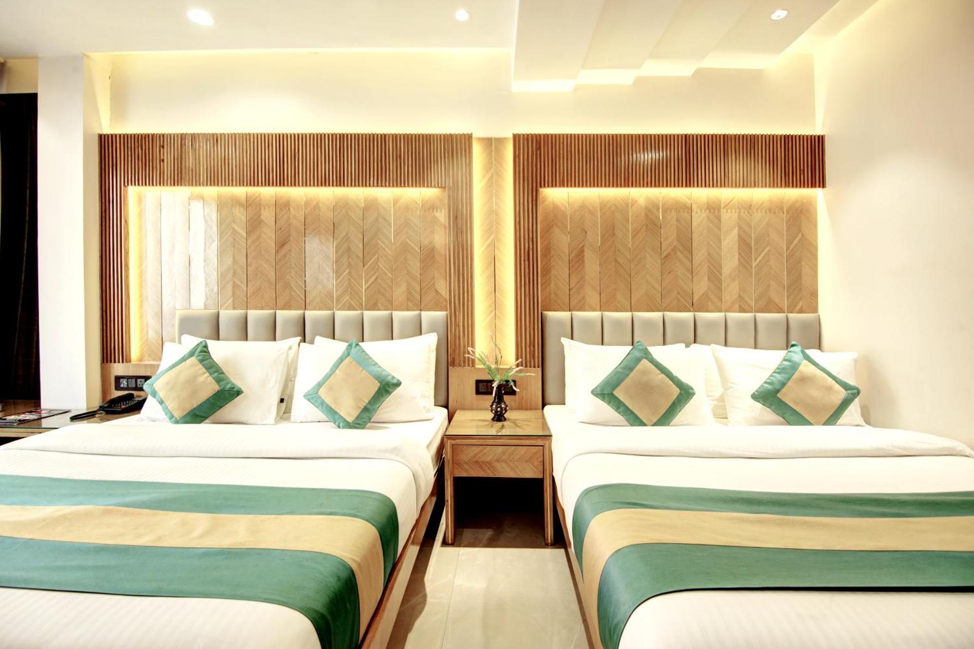 Hotel Krishna Plaza 'New Delhi' - By M S Hospitality エクステリア 写真