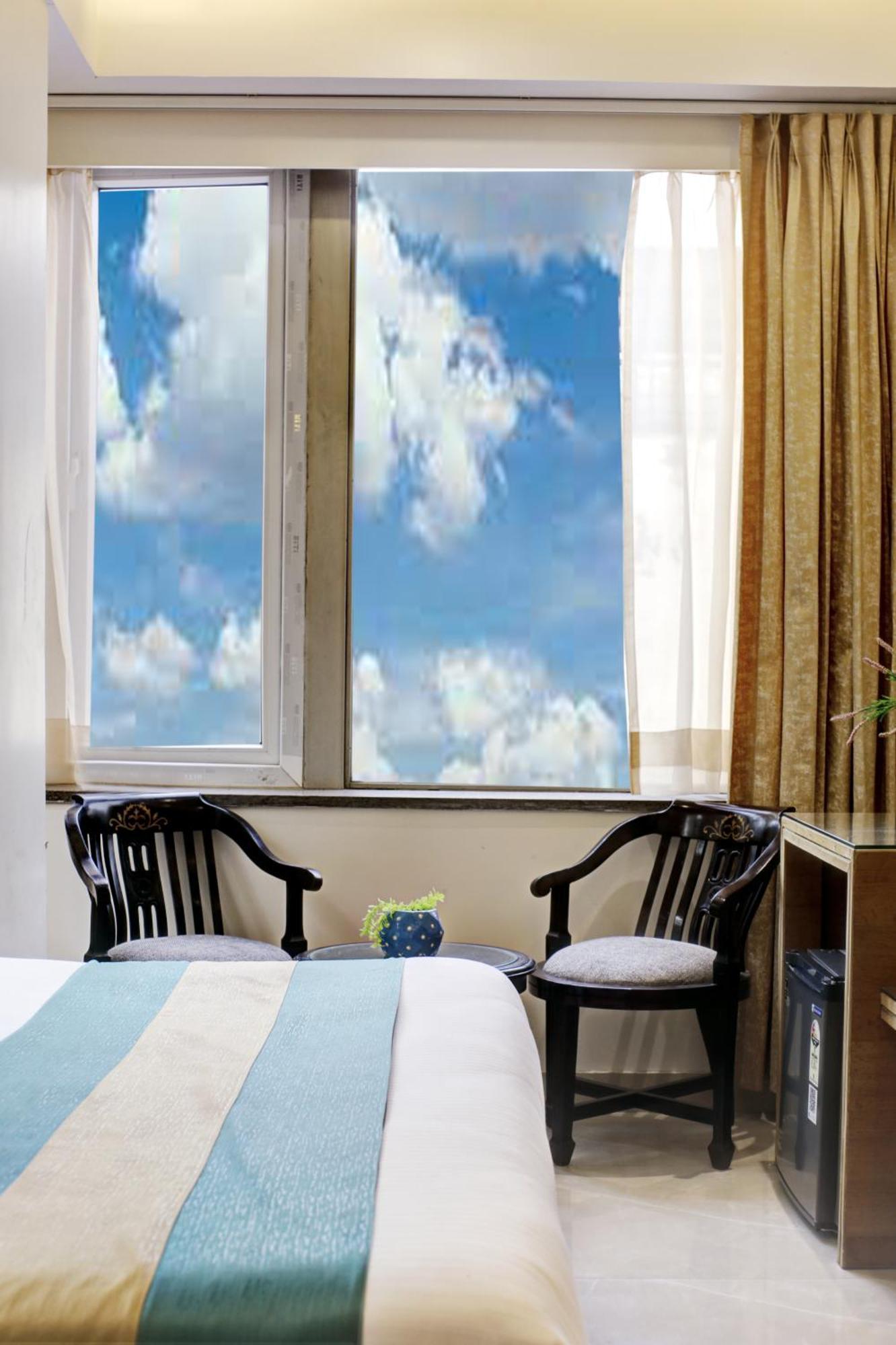 Hotel Krishna Plaza 'New Delhi' - By M S Hospitality エクステリア 写真