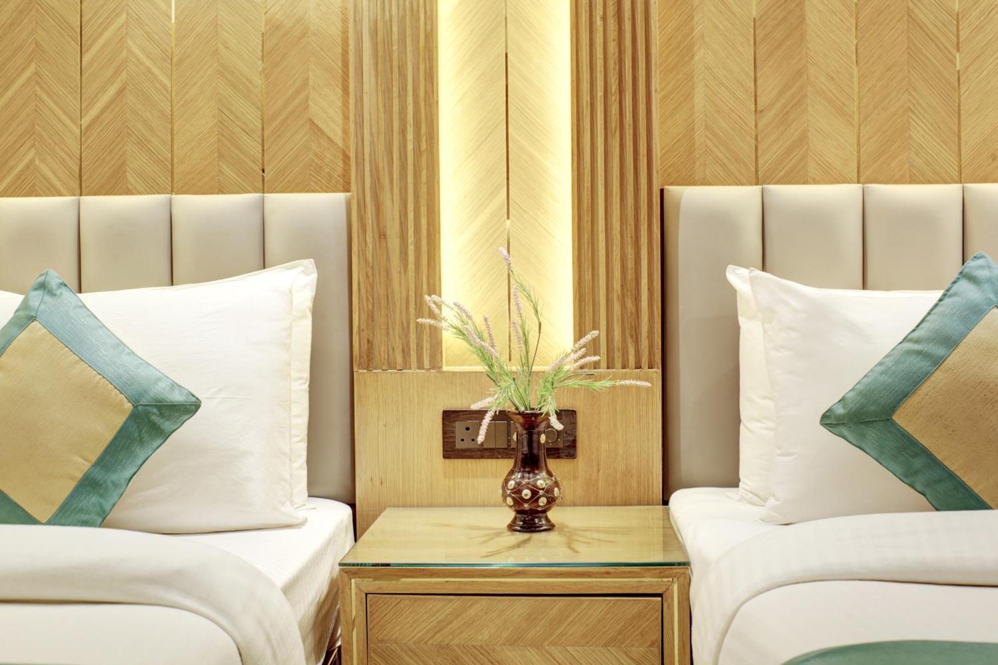 Hotel Krishna Plaza 'New Delhi' - By M S Hospitality エクステリア 写真