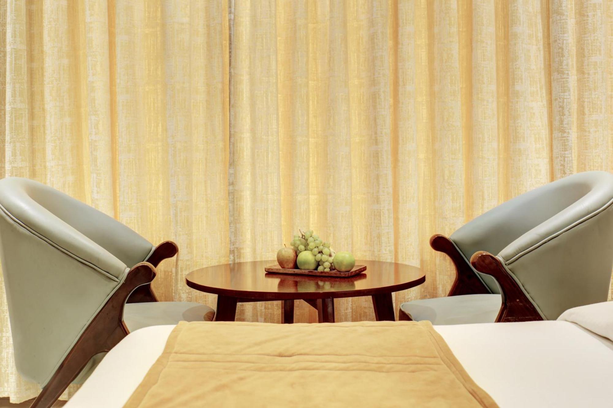 Hotel Krishna Plaza 'New Delhi' - By M S Hospitality エクステリア 写真