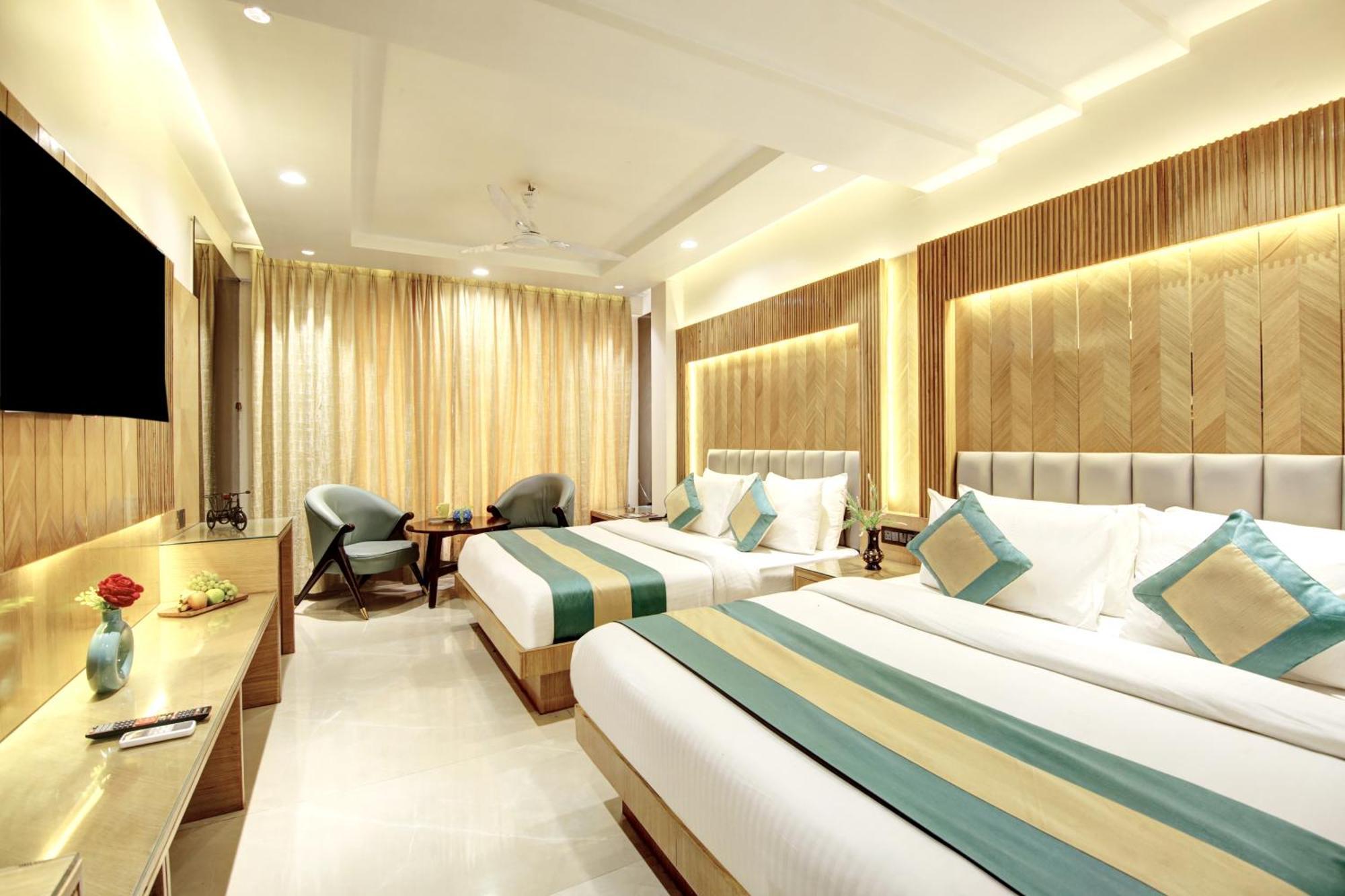 Hotel Krishna Plaza 'New Delhi' - By M S Hospitality エクステリア 写真