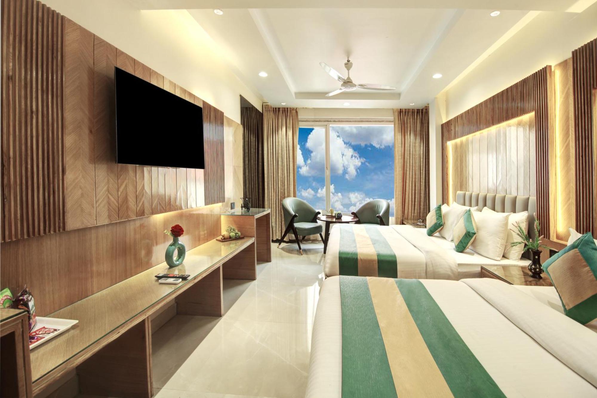 Hotel Krishna Plaza 'New Delhi' - By M S Hospitality エクステリア 写真