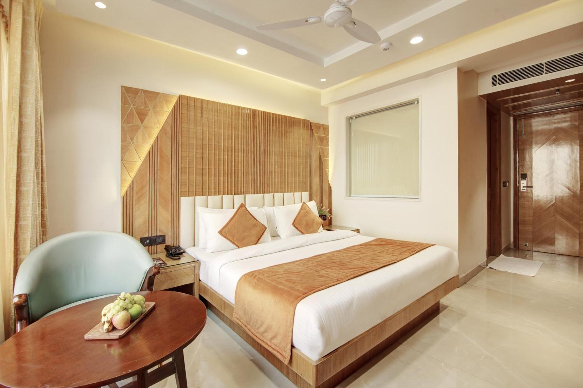 Hotel Krishna Plaza 'New Delhi' - By M S Hospitality エクステリア 写真