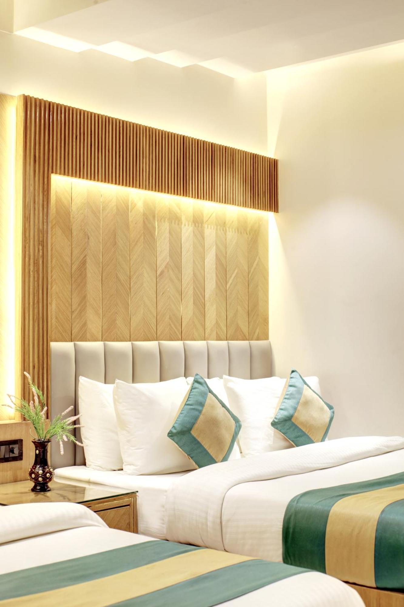 Hotel Krishna Plaza 'New Delhi' - By M S Hospitality エクステリア 写真