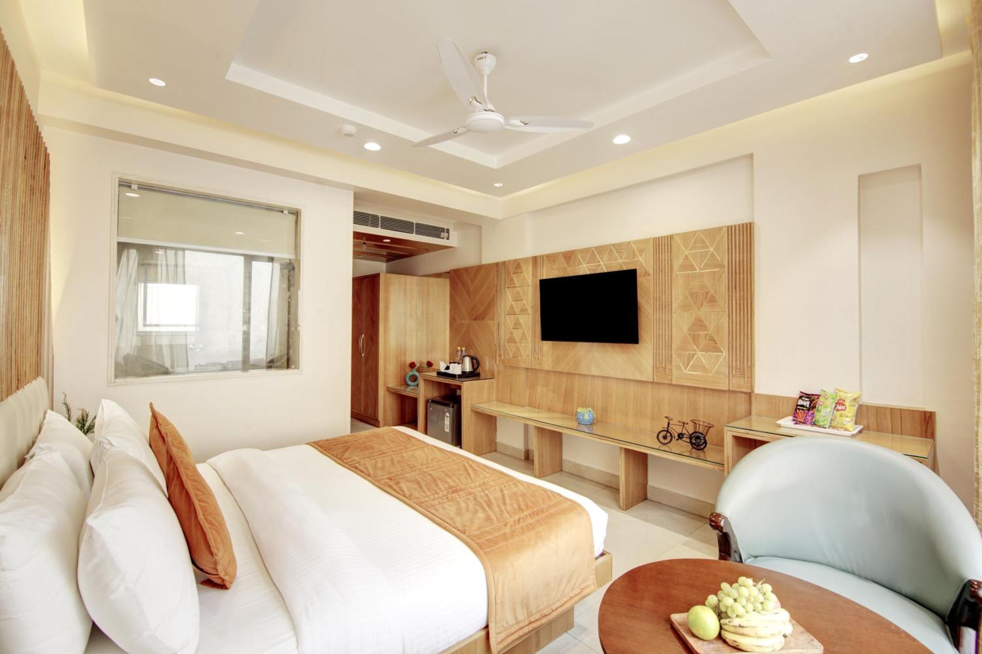 Hotel Krishna Plaza 'New Delhi' - By M S Hospitality エクステリア 写真