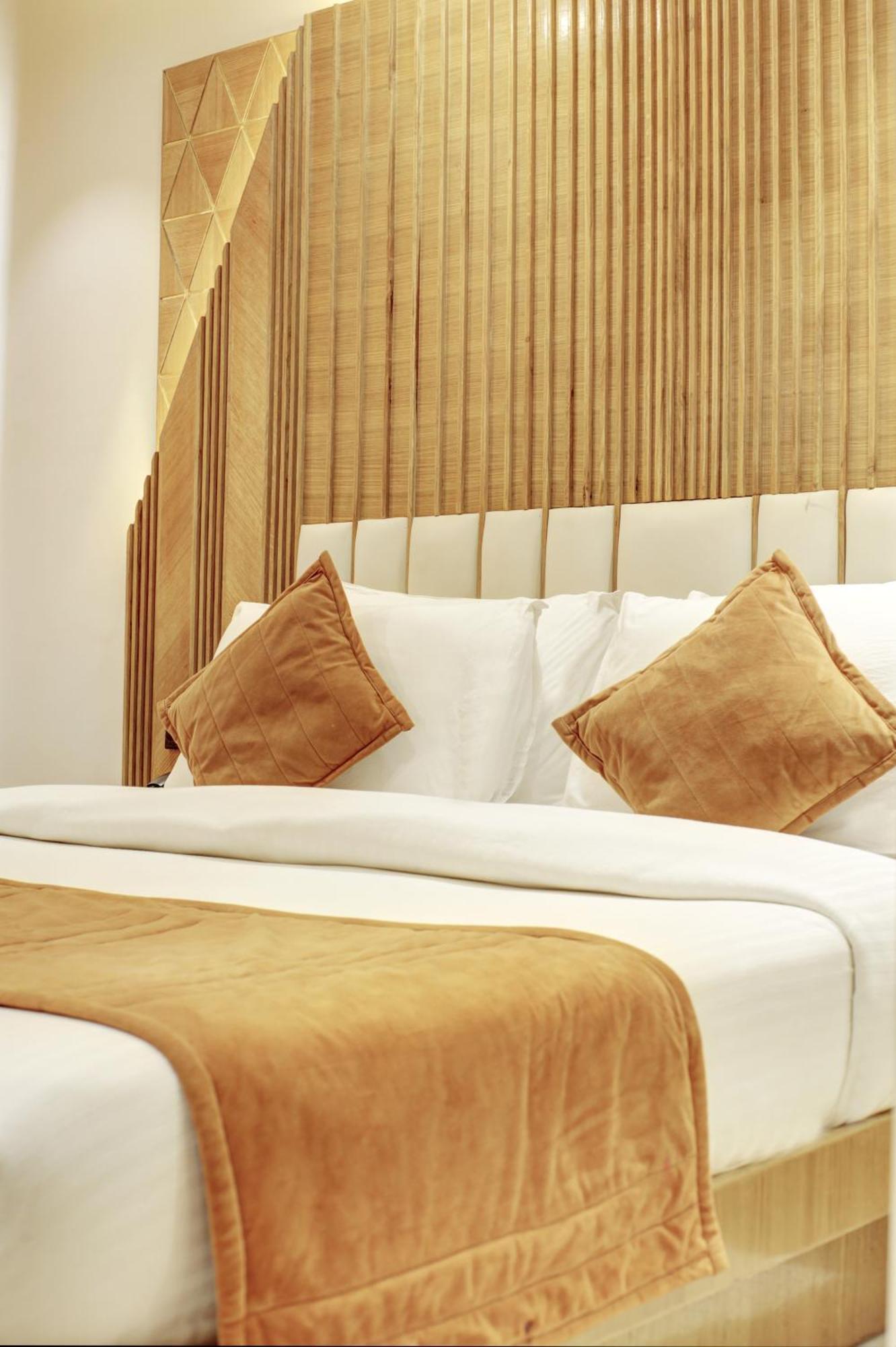 Hotel Krishna Plaza 'New Delhi' - By M S Hospitality エクステリア 写真