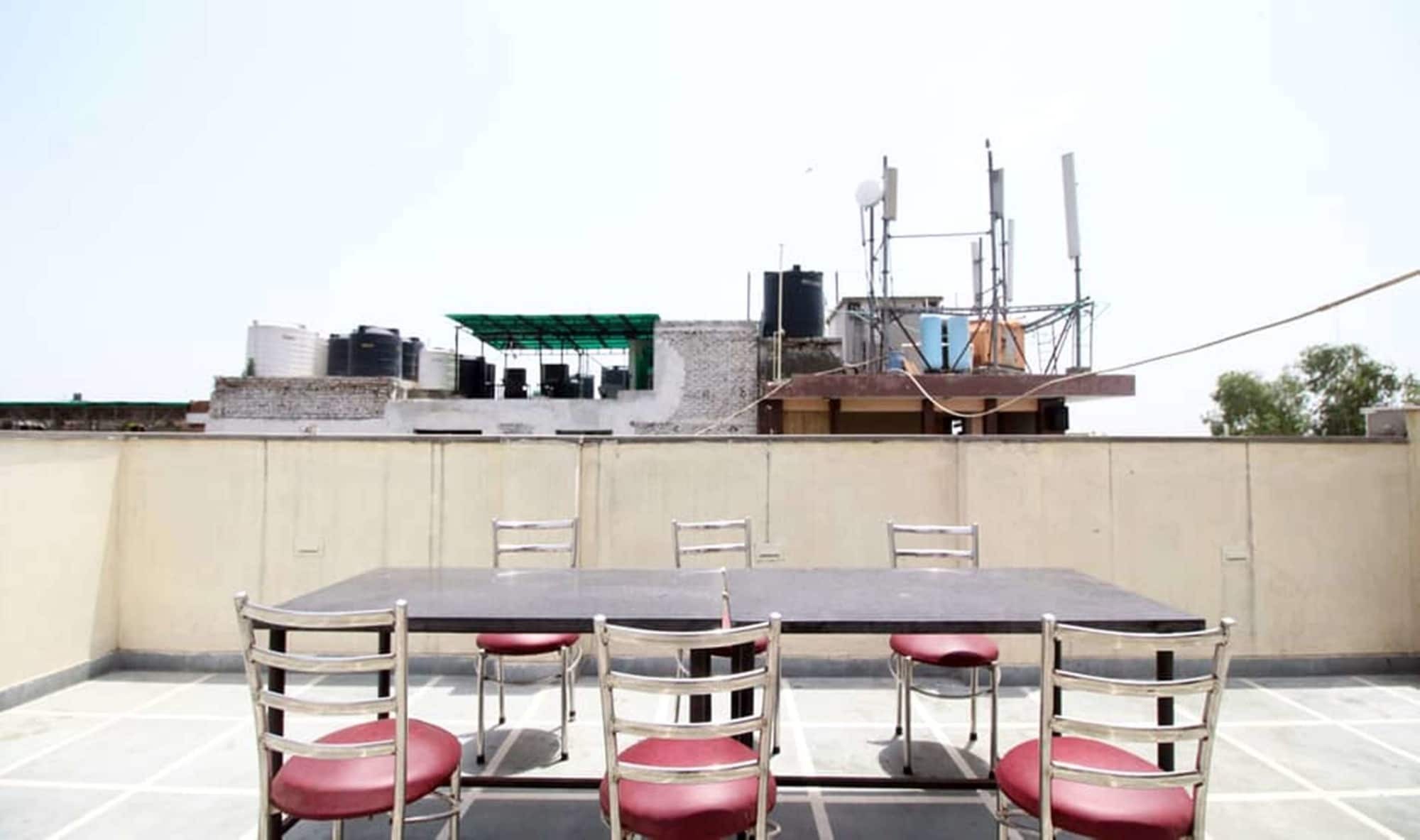 Hotel Krishna Plaza 'New Delhi' - By M S Hospitality エクステリア 写真
